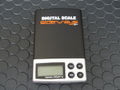 sideways　 ｽﾛｯﾄｶｰﾂｰﾙ　SWPS01 ◆デジタル ポケット スケール Digital Pocket Scale.　コンパクトなポケットサイズの重量計。専用ソフトケース付き！◆サイドウェイズのロゴ入り！