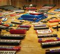 ASUNA Fumihito Taguchi「100 keyboards 100 portable record players with 100 sea wave records」