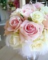 生花甘口ピンクと純白ローズの天使の羽のふわふわラウンド&ブートニア