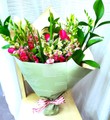 季節のお花の花束