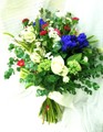 季節のお花を束ねたクラッチブーケ