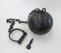 鉄製 鉄球付きシングルハンドカフ 手錠 鍵 カギ 錠前 黒 牢屋 牢獄 囚人 撮影 小道具 中世 ヨーロッパ 西洋 アンティーク single handcuff