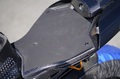 15～ YZF-R1/R1M 純正ｼｰﾄｶｳﾙ用 ｼｰﾄ台、ｼｰﾄﾍﾞｰｽ/カーボン綾織*ｽﾎﾟﾝｼﾞﾗﾊﾞｰ付
