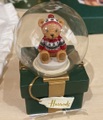 送料無料Harrodsハロッズ2026年クリスマスベアスノーグローブ　【レターパックでお届け・クーポンご利用いただけません】