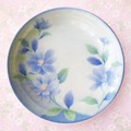 ヒワ色水色布目調に可愛らしい草花柄の優しい雰囲気6寸皿φ17.2cm