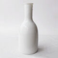 古い時代の白い陶器のレトロな徳利(首長型)