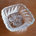 菊花模様レリーフ「花染め」四角形レトロガラス小鉢/カメイガラス