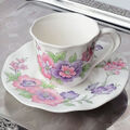ピンクや紫色の華やかお花柄のアイボリー貫入フリル形コーヒーカップ＆ソーサー