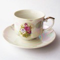 輝くラスター彩が美しい赤白薔薇の花柄デミタスコーヒーカップ＆ソーサー