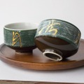 濃いグリーン＆焦茶色【清風明月】白刷毛オレンジ文字の角形湯呑み