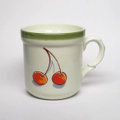 赤いさくらんぼチェリーフチ緑ラインのマグカップ