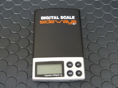 sideways　 ｽﾛｯﾄｶｰﾂｰﾙ　SWPS01 ◆デジタル ポケット スケール Digital Pocket Scale.　コンパクトなポケットサイズの重量計。専用ソフトケース付き！◆サイドウェイズのロゴ入り！