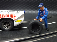 LeMans miniatures 1/32 ﾌｨｷﾞｭｱ 　　132040ｍ◆　ピットクルー／ホイル キャリヤー フィギュア　wheel carrier Team Matra 1974　 高級レジン製・精巧なフィギュア★お勧めの逸品！