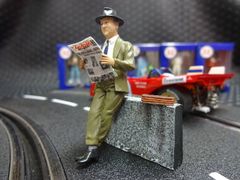 LeMans miniatures 1/32 ﾌｨｷﾞｭｱ 　　132044ｍ◆E.Ferrari 1960s figure reading the newspaper.　新聞を読むエンツォ・フェラーリ　　 高品質レジン製フィギュア★大人のコレクション！