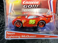 Carrera Go　1/43 ｽﾛｯﾄｶｰ　　64000 ◆"Neon” LIGHTNING McQUEEN/ ネオン・ライトニング・マックィーン 　Disney/Pixar Cars -　マシンの下でネオンが光る！★カッコいいよ！！