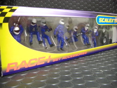Scalextric1/32ｽﾛｯﾄｶｰ用ｱｸｾｻﾘｰ　C8291◆ピットクルー フィギュア　8体ｾｯﾄ/ﾌｭｰｴﾙﾀﾝｸ付き 「Fuel Cherge Crew/ﾌﾞﾙｰ」　 （Fuel Men x2　Wheel Men x6）　　展示演出に最適！