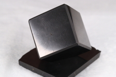 ロシア産　シュンガイト　ピラミッド8cm 8cm角【ロシアより直輸入,再入荷】 シュンガイト ピラミッド | Dearest