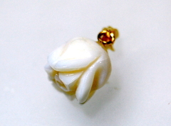 白サンゴ　バラのペンダントG1035