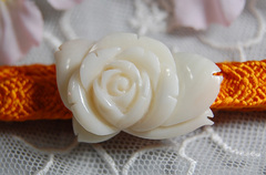 白サンゴ　バラの帯留　111