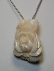 白サンゴ　バラのペンダントブローチ105