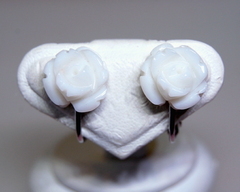 白サンゴ　バラのイヤリングS