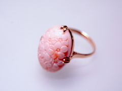 ピンクサンゴ　小花の総彫りオーバルK18リング