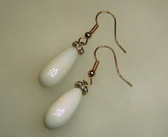 白サンゴ　大きなドロップのピアス G122