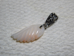 白サンゴ　天使の羽のペンダント
