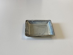 藁灰釉角皿（小）　24-5-36