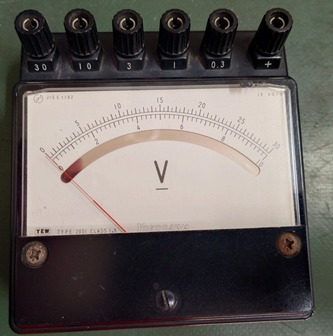 中古実験用電圧計　YOKOGAWA製 DC30V