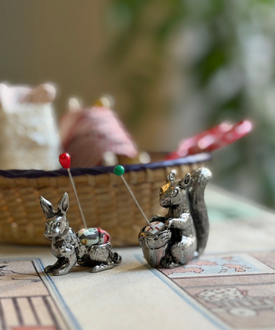 うさぎとリスのピンクッション