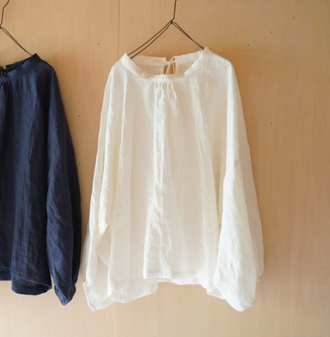 スタンドカラーバルーンブラウス　オフ白