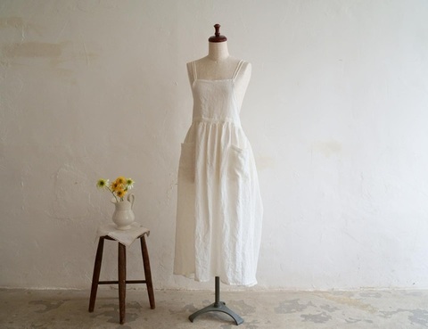 細い肩ひものエプロンワンピース　オフ白