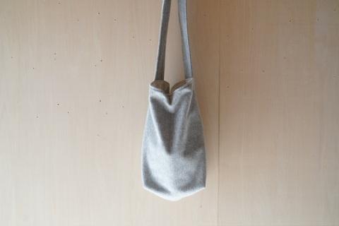レクタングル バッグ　明るいグレー