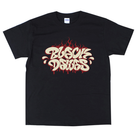 BLACK DALLAS /ブラックダラス"BlackFlare DollarDollarDallas" Tシャツ Artwork by MOZYSKEY（文字図形）