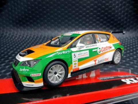 SCXスロットカー3台セット アストン・マーチン、SEAT LEON×2 SCXスロットカー3台セット アストン・マーチン、SEAT LEON×2