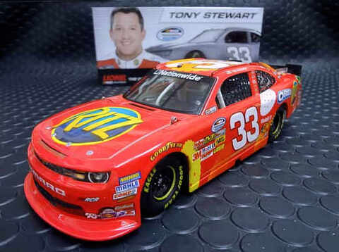 ダニカ・パトリック NASCARのミニカー 2016年 ダニカ・パトリック、デイトナ500参戦マシンのカラーリングを
