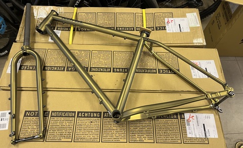 SPECIALIZEDSECTOSSPORTS2010フレームセット IMG_3697_02b61f27-b280-4b7b-