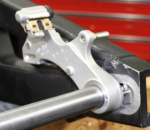 CBR600RR/1000RR キャプティブキャリパーブラケット