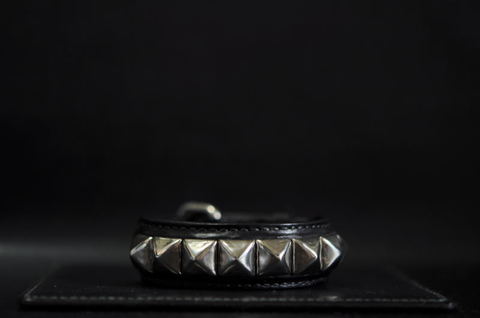 [Outlet] Pyramid studs wristband