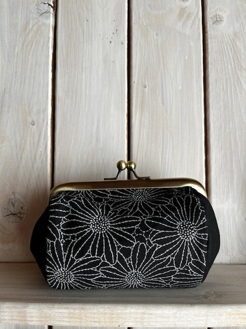 お茶碗型ポーチ　ブラックマーガレット