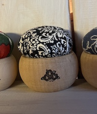 G3sewingの針刺し  スタンプロゴ　黒白柄