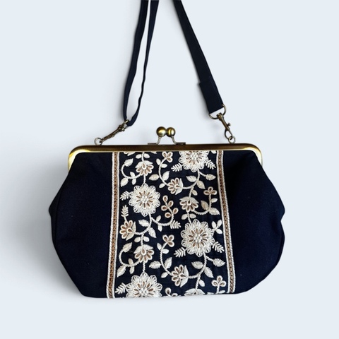 【ショルダー】がま口バッグ　ネイビーのワイド幅刺繍（共布ショルダー紐）
