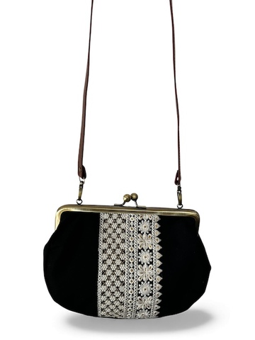 【ショルダー】がま口バッグ　刺繍ブラック（合皮ショルダー紐 長さ調整つき）