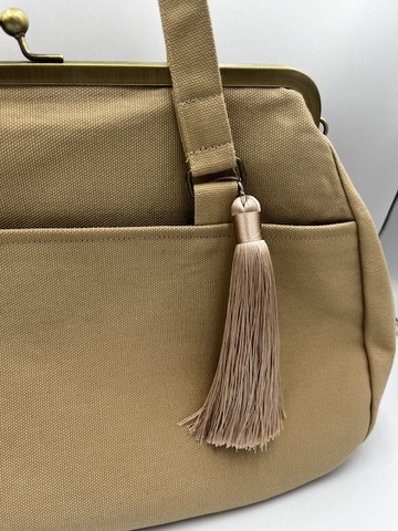 バッグチャーム　フリンジ　ベージュ