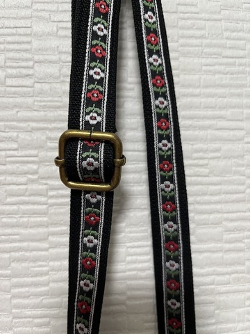 【付属】がま口バッグ用　刺繍テープのショルダー紐　並んだ赤白の小花(黒)