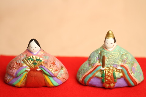 １，「武蔵野」は、おおらかで落ち着いた表情のお雛様で、人気のある雛人形です。