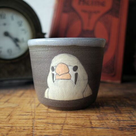 つぐみ製陶所 黒土ぐい呑み（キンカメス前向き）