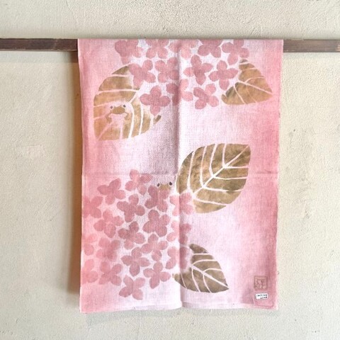くわもとてるみ　てぬぐい「アジサイとカエル」ピンク