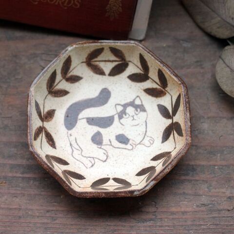 つぐみ製陶所 八角豆皿（ハチワレ・長いしっぽ）